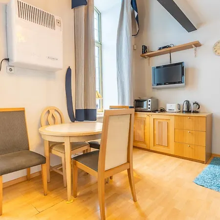 Daily - Split Level Near Port Apartment *